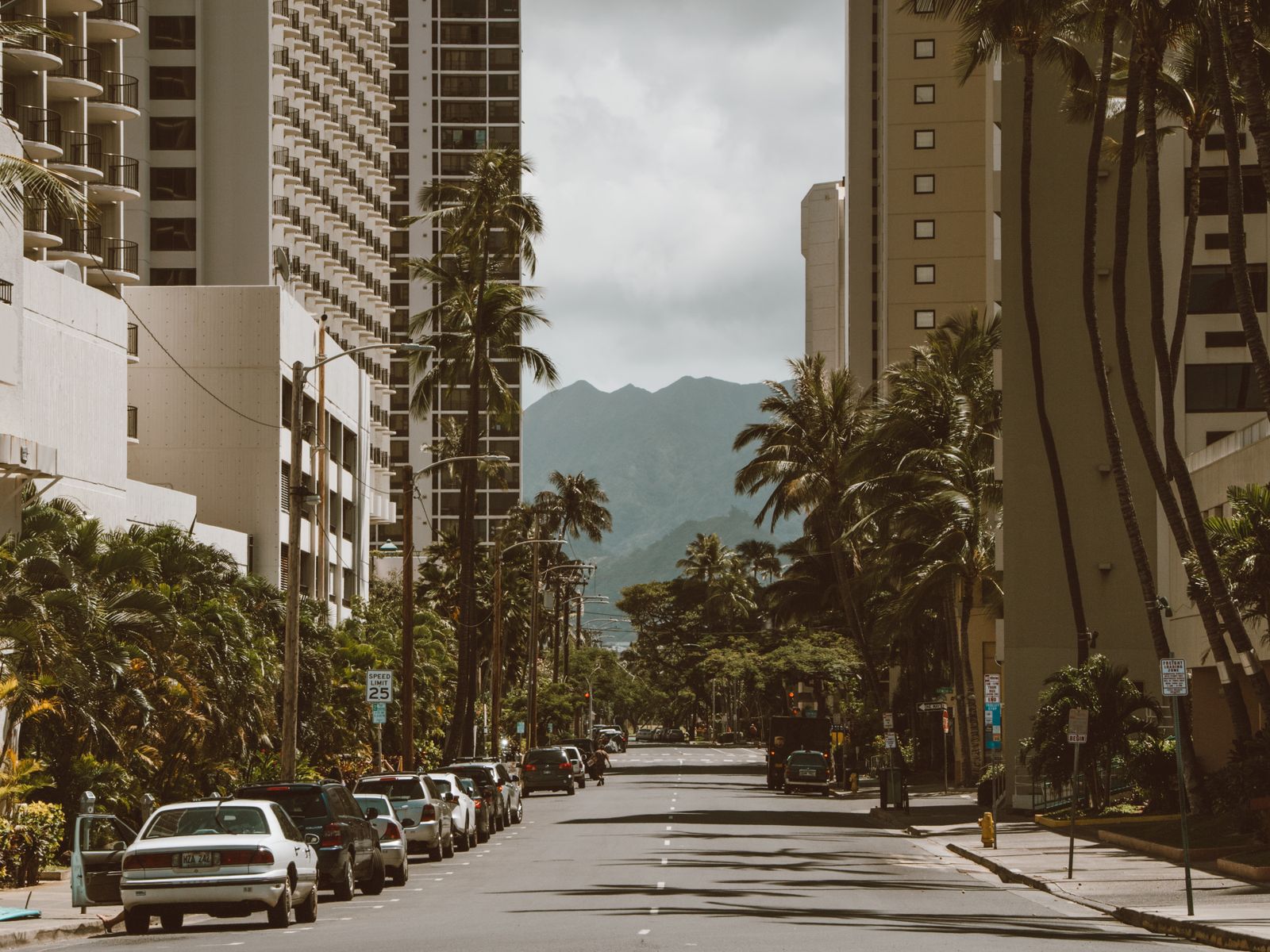 City street with palm trees and mountains in hawaii - business loans in hawaii