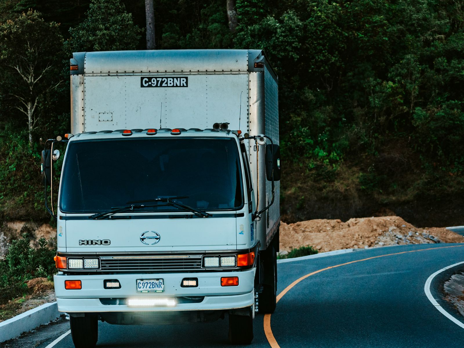 Commercial Truck Lease Financing In Hawaii 1 Box truck on a green island road - commercial truck lease financing in hawaii
