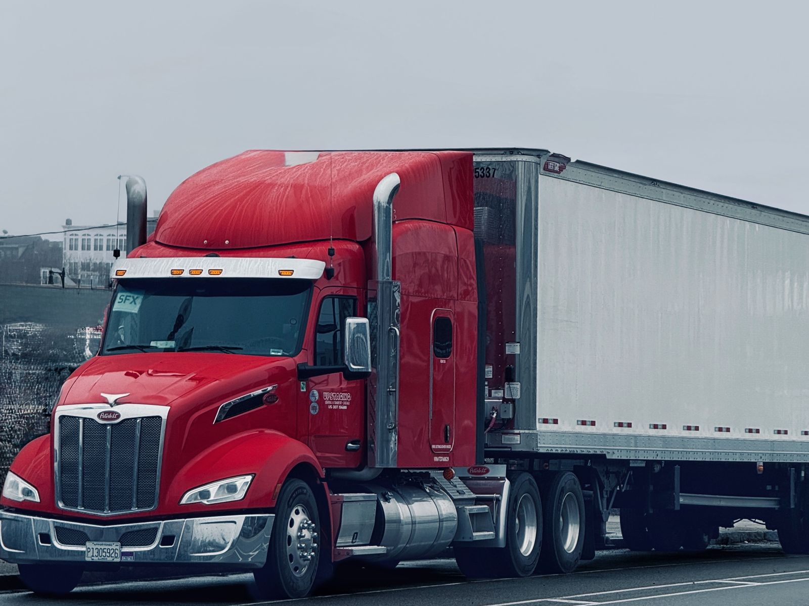 Commercial Truck Lease Financing 1 Red semi truck with dry van trailer - commercial truck lease financing