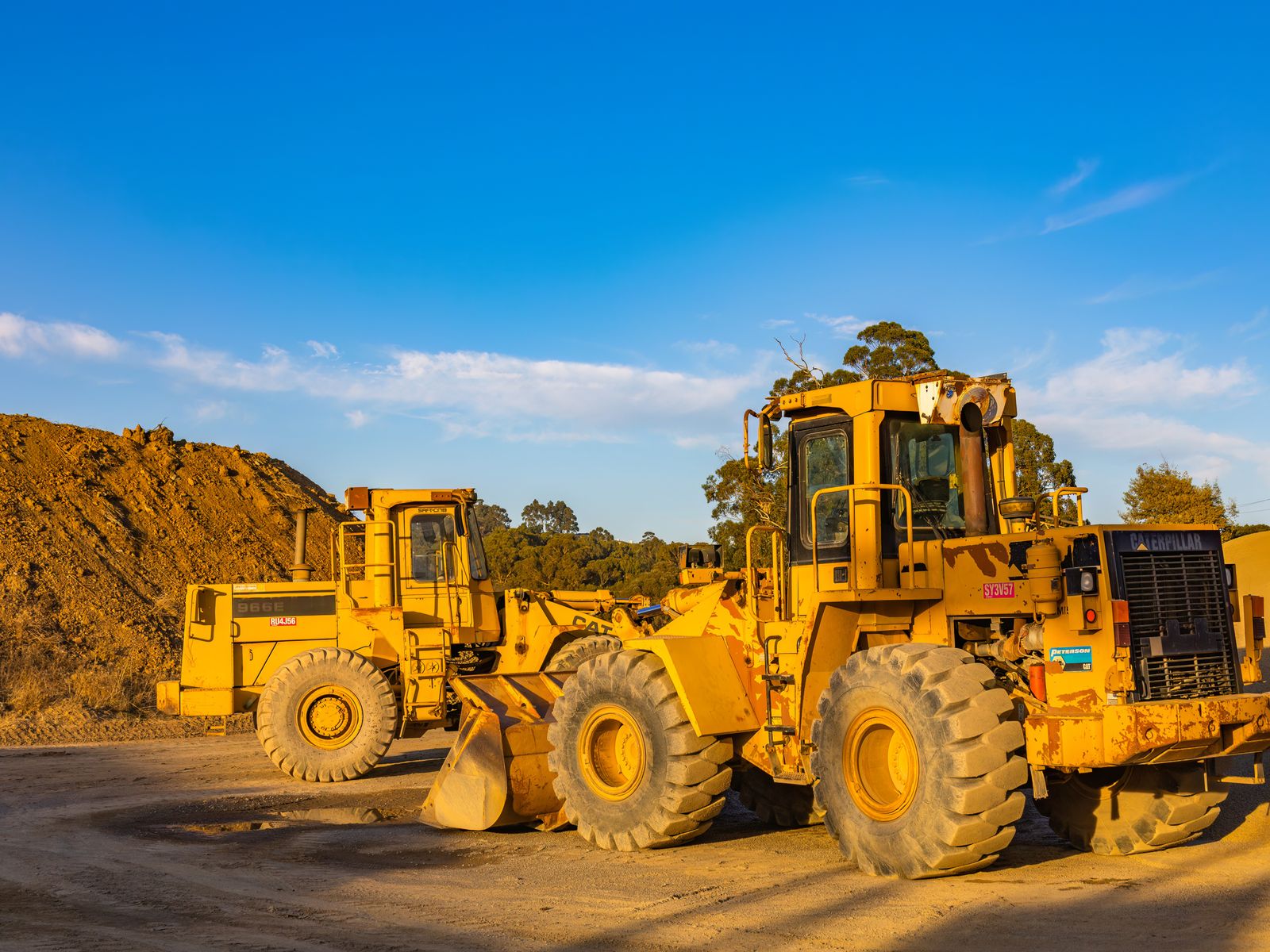 Wheel loaders on a job site - equipment leasing and financing