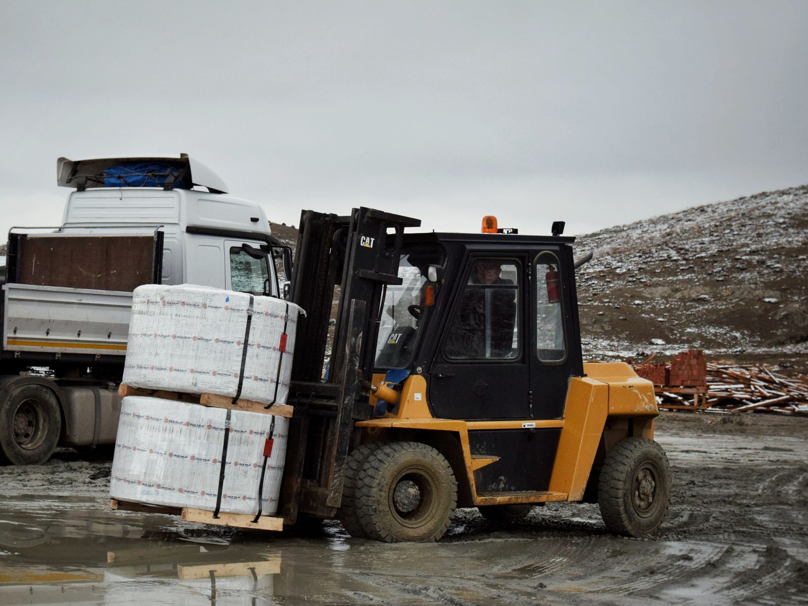 Why Lease Equipment? Leasing Vs. Buying Explained 1 Forklift loading a truck - equipment leasing vs buying