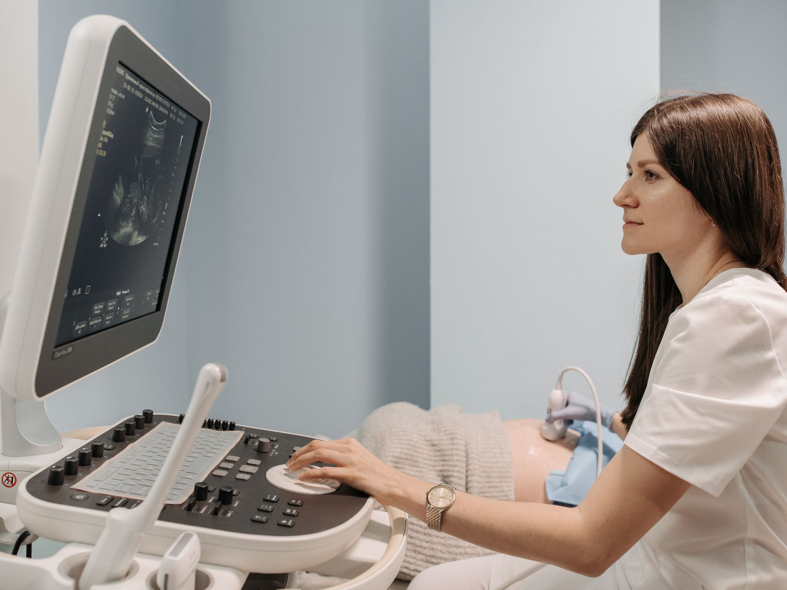 Ultrasound Equipment Financing &Amp; Leasing 1 Sonographer performing an ultrasound exam with a cart-based ultrasound system