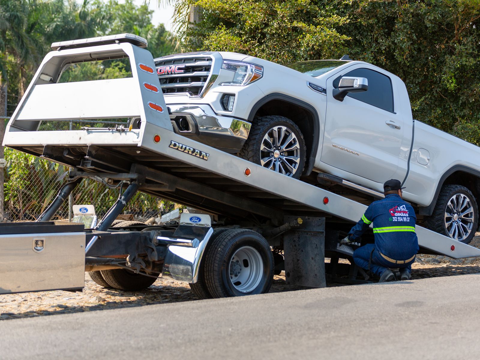 Rollback tow truck loading a pickup - used tow truck financing in hawaii